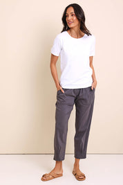 Model Amandam wearing size 10 of the The Lightweight Cotton Blend Pintuck Hem Pant – Gravel in colour Gravel, from the front