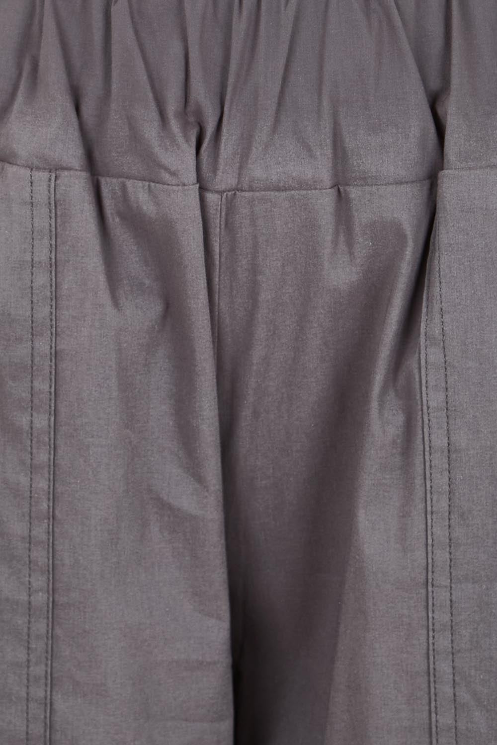 Product shot of the The Lightweight Cotton Blend Pintuck Hem Pant – Gravel in colour Gravel, showing detail
