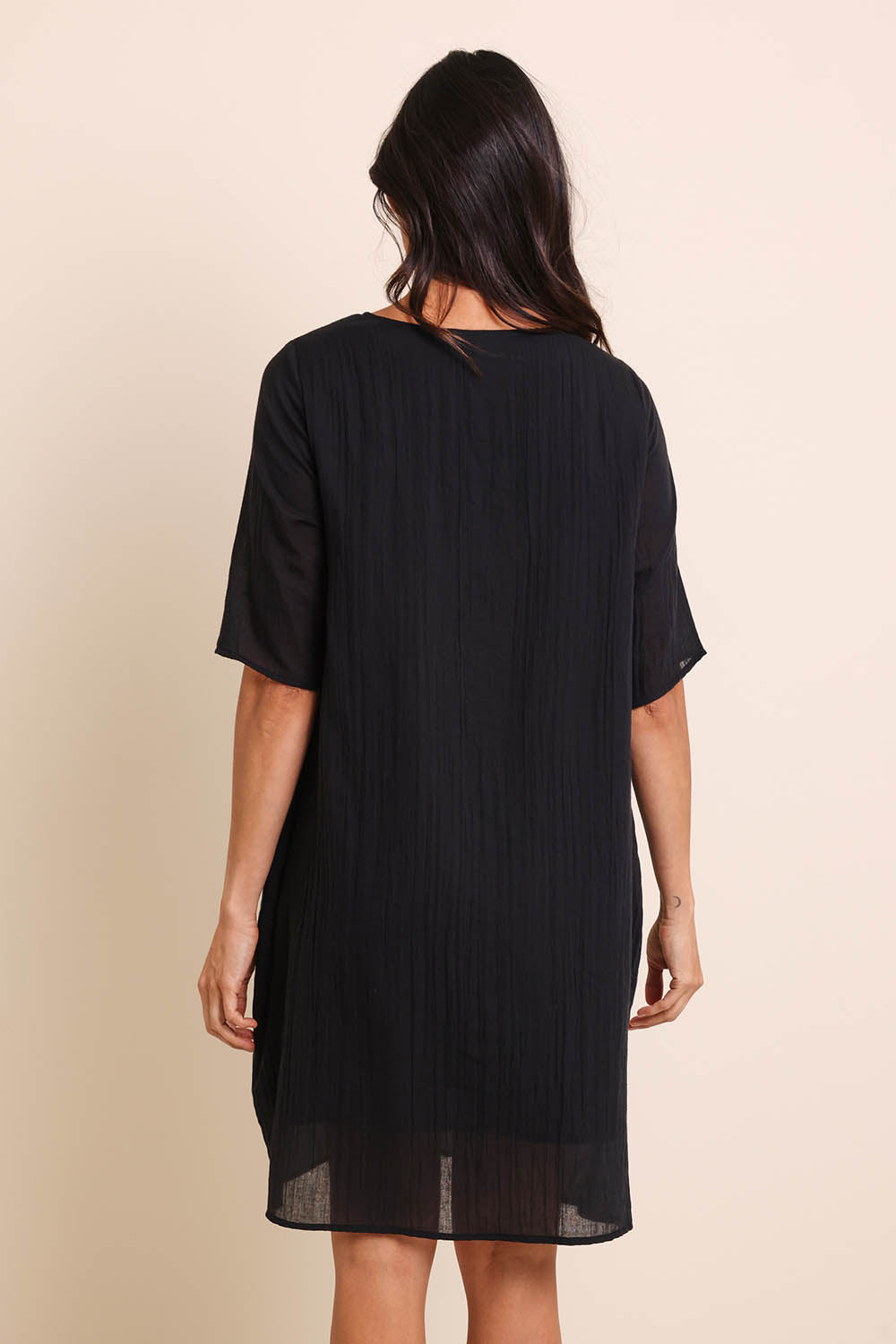 Model Amandam wearing size 10 of the The Summer Cotton Shift Dress With Pockets – Ink in colour Ink, from the back