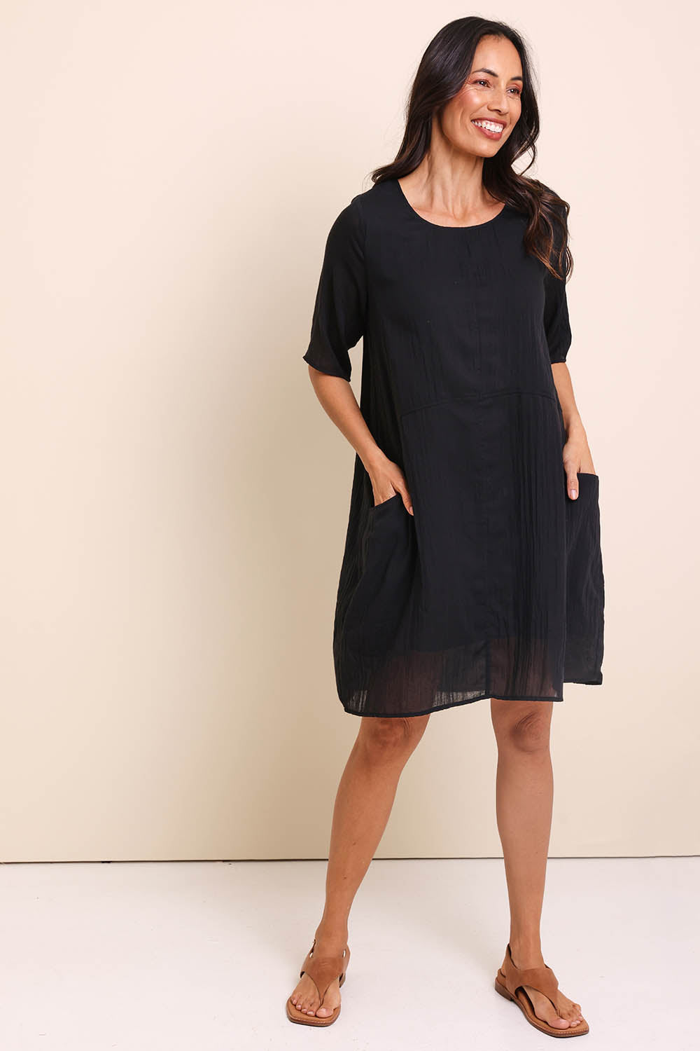 Model Amandam wearing size 10 of the The Summer Cotton Shift Dress With Pockets – Ink in colour Ink, from the front