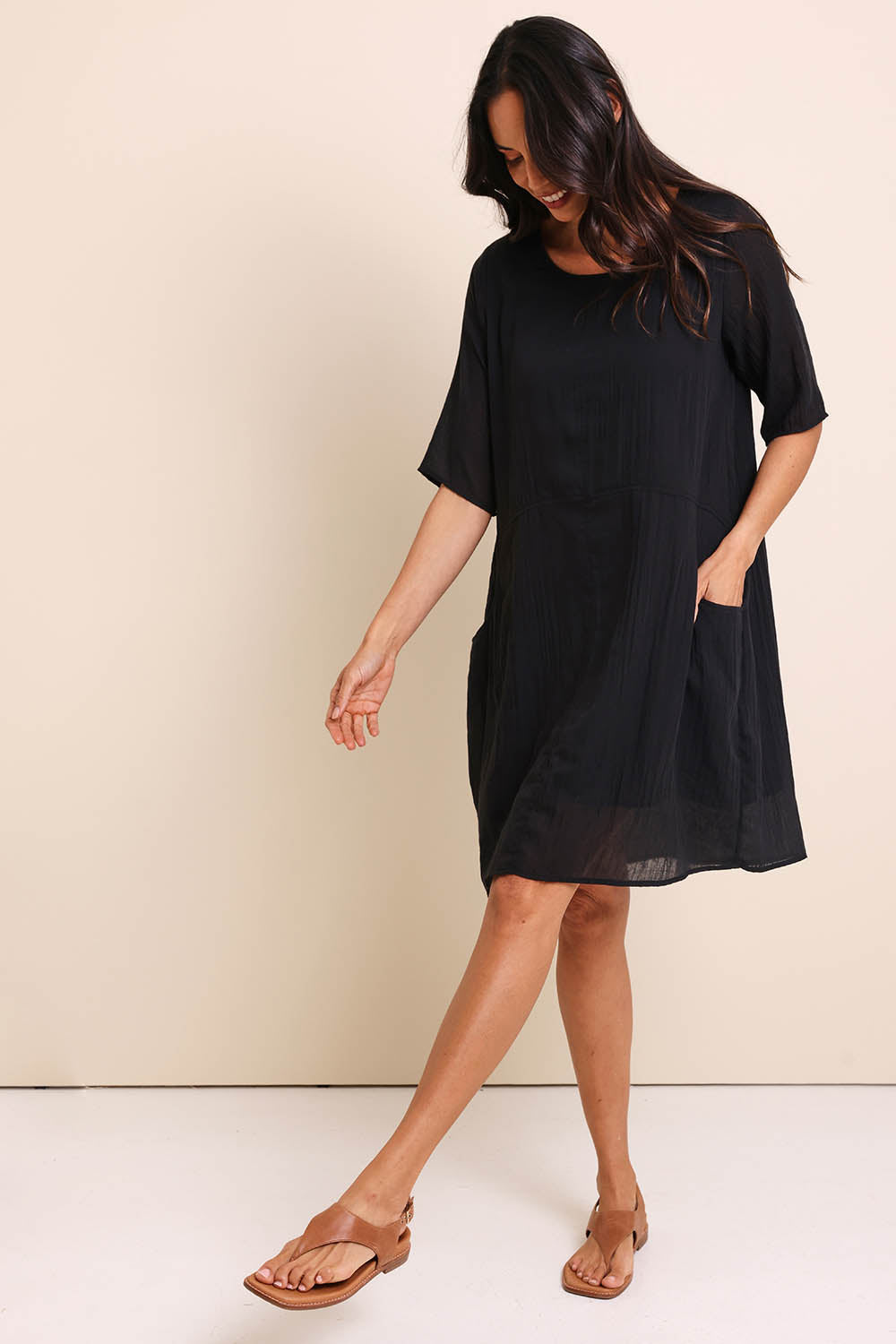Model Amandam wearing size 10 of the The Summer Cotton Shift Dress With Pockets – Ink in colour Ink, from the front