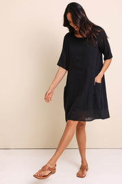 Model Amandam wearing size 10 of the The Summer Cotton Shift Dress With Pockets – Ink in colour Ink, from the front