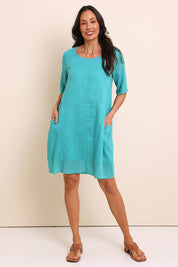 Model Amandam wearing size 10 of the The Summer Cotton Shift Dress With Pockets – Lagoon in colour Lagoon, from the front