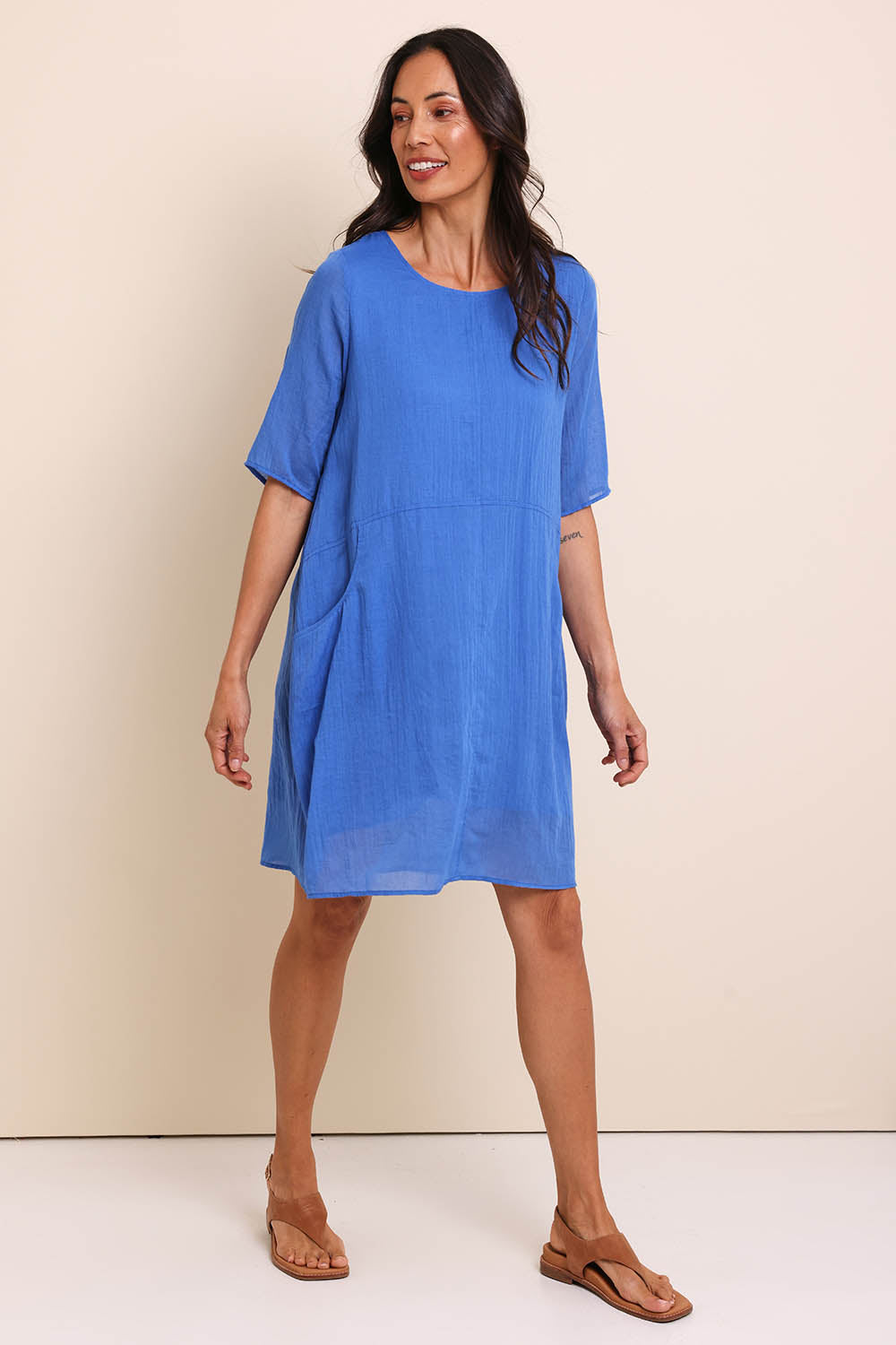 Model Amandam wearing size 10 of the The Summer Cotton Shift Dress With Pockets – Skyblue in colour Skyblue, from the front
