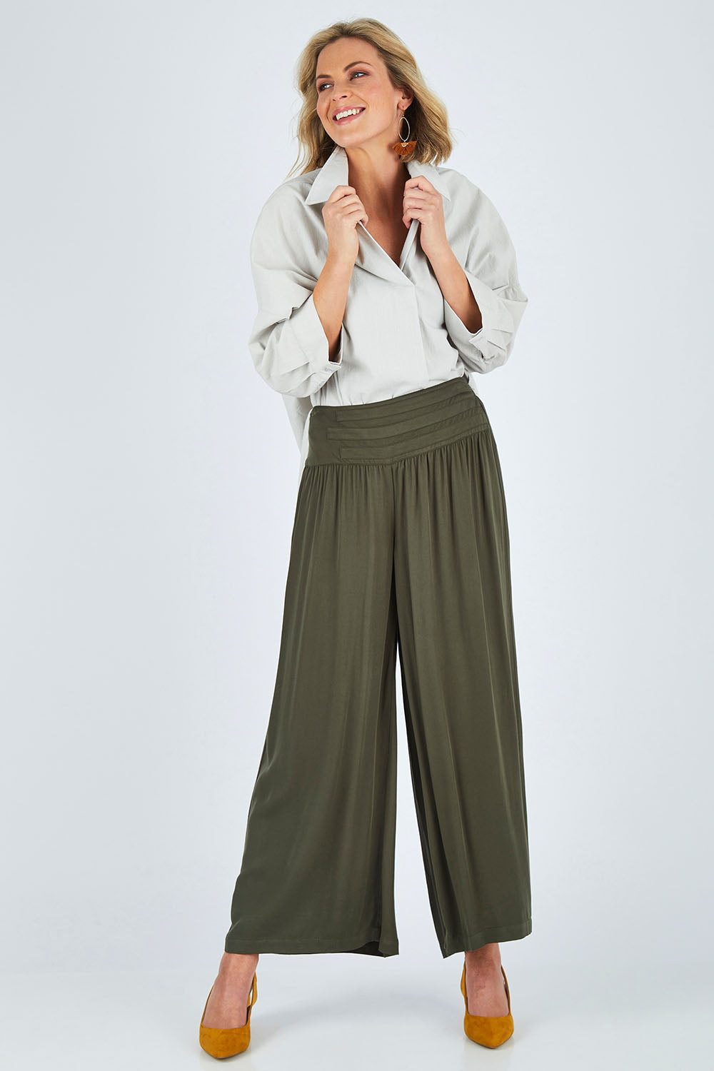 Model Chelsea wearing size 10 of The Wide Leg Relaxed Pant in colour Khaki (Green), from the front, showing the whole outfit
