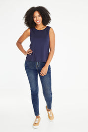 Model Schanez wearing size 10 of The Mid Rise Skinny Jean in colour Washdenim (Blue), from the front, showing the whole outfit