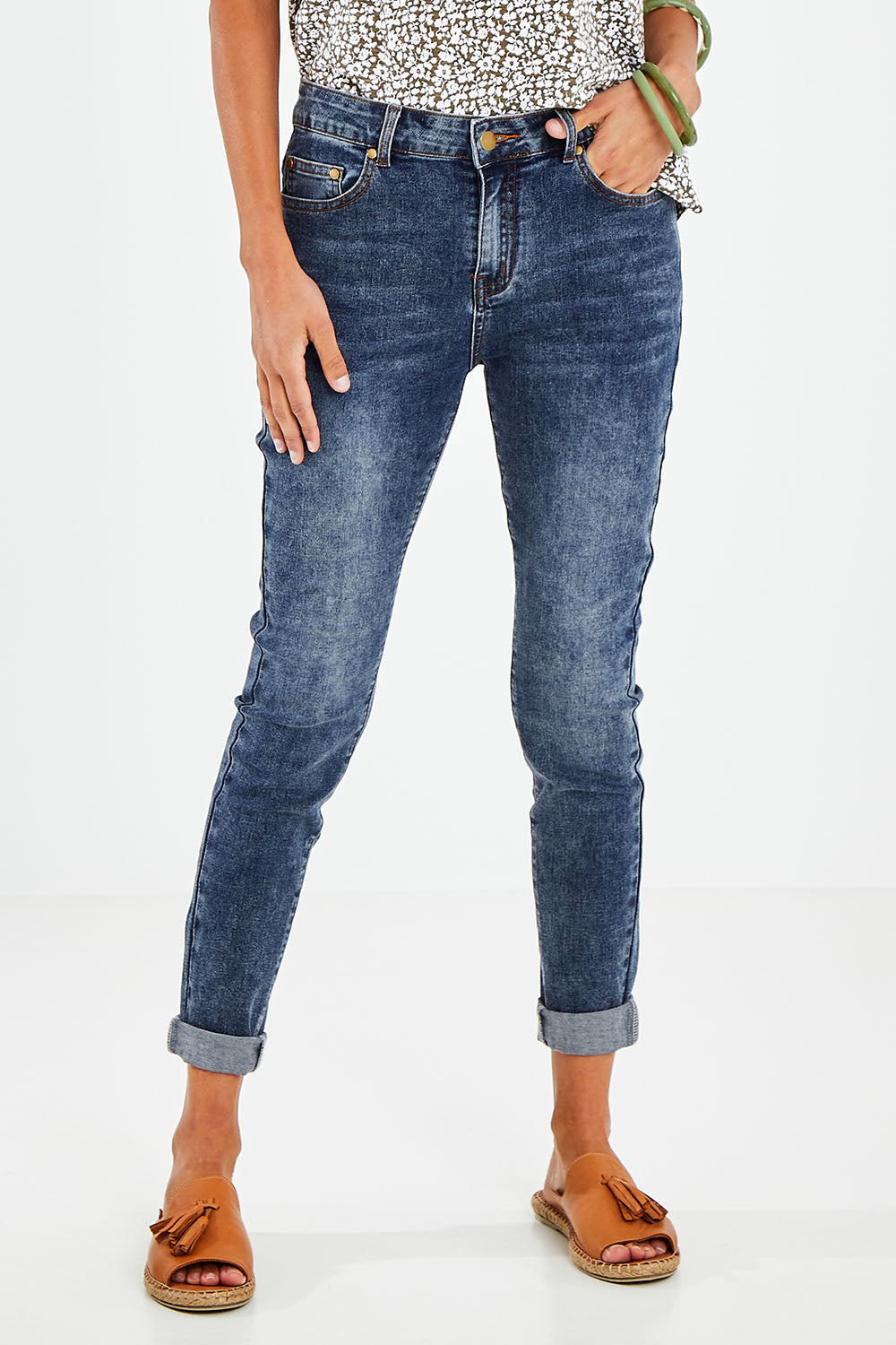 Model Vitoria wearing size 10 of The Mid Rise Skinny Jean in colour Washdenim (Blue), from the front, cropped image