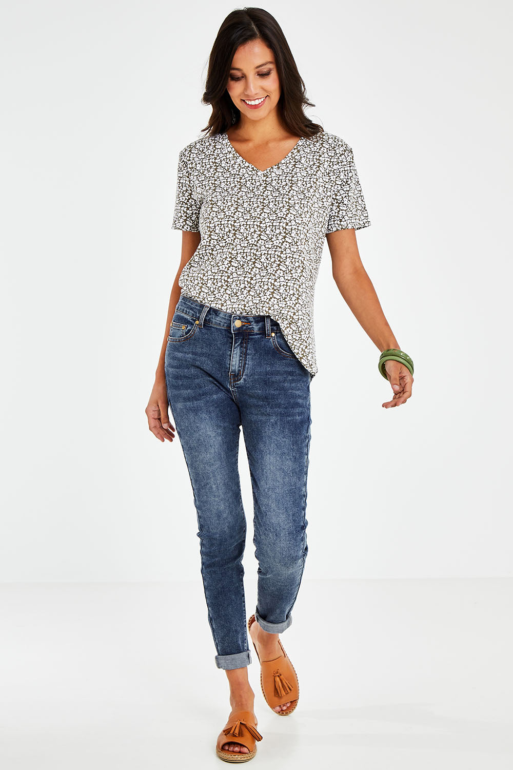 Model Vitoria wearing size 10 of The Mid Rise Skinny Jean in colour Washdenim (Blue), from the front, showing the whole outfit