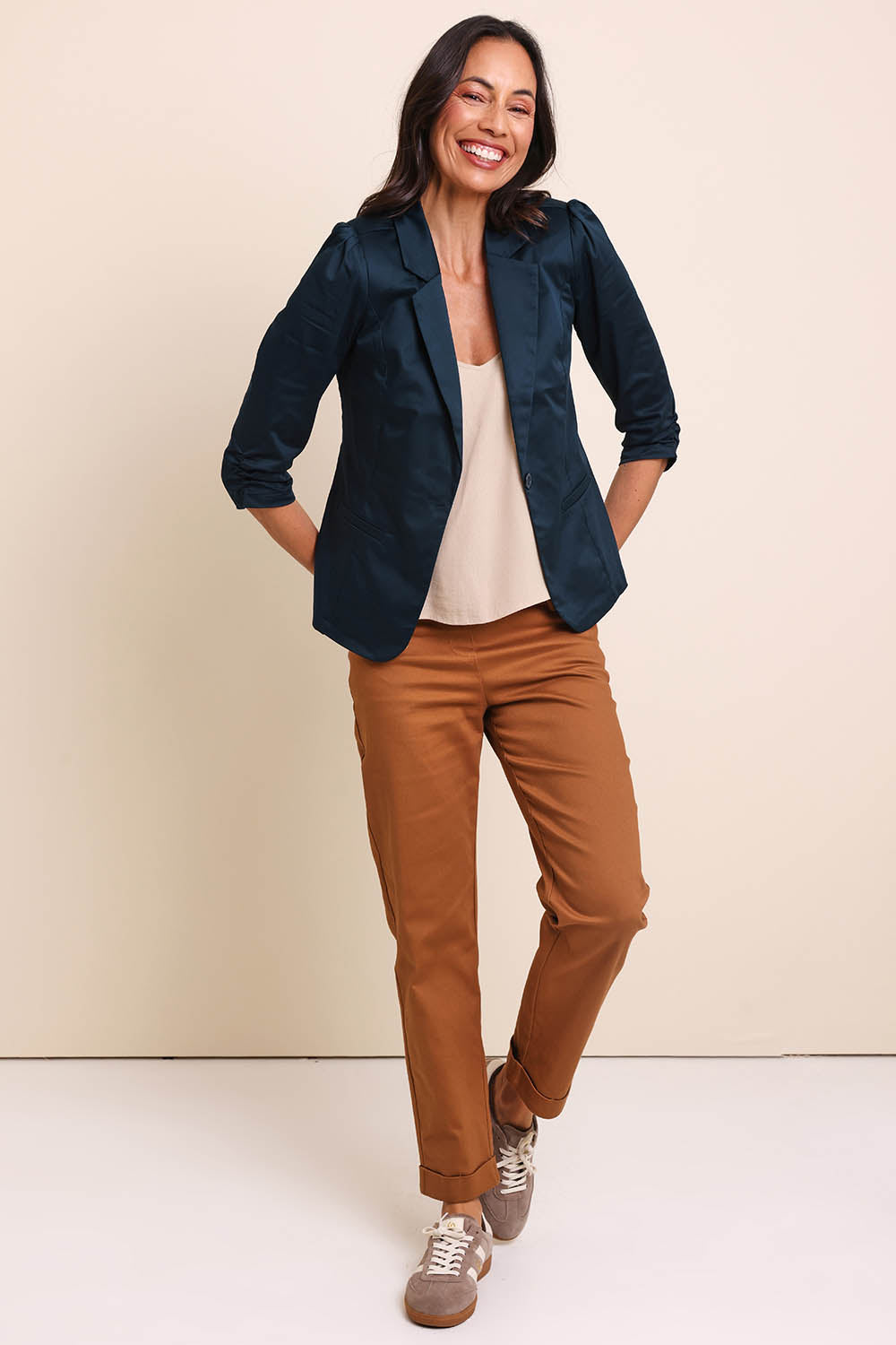 Model Amandam wearing size 10 of the The Everyday Blazer – Deeplagoon in colour Deeplagoon, from the front