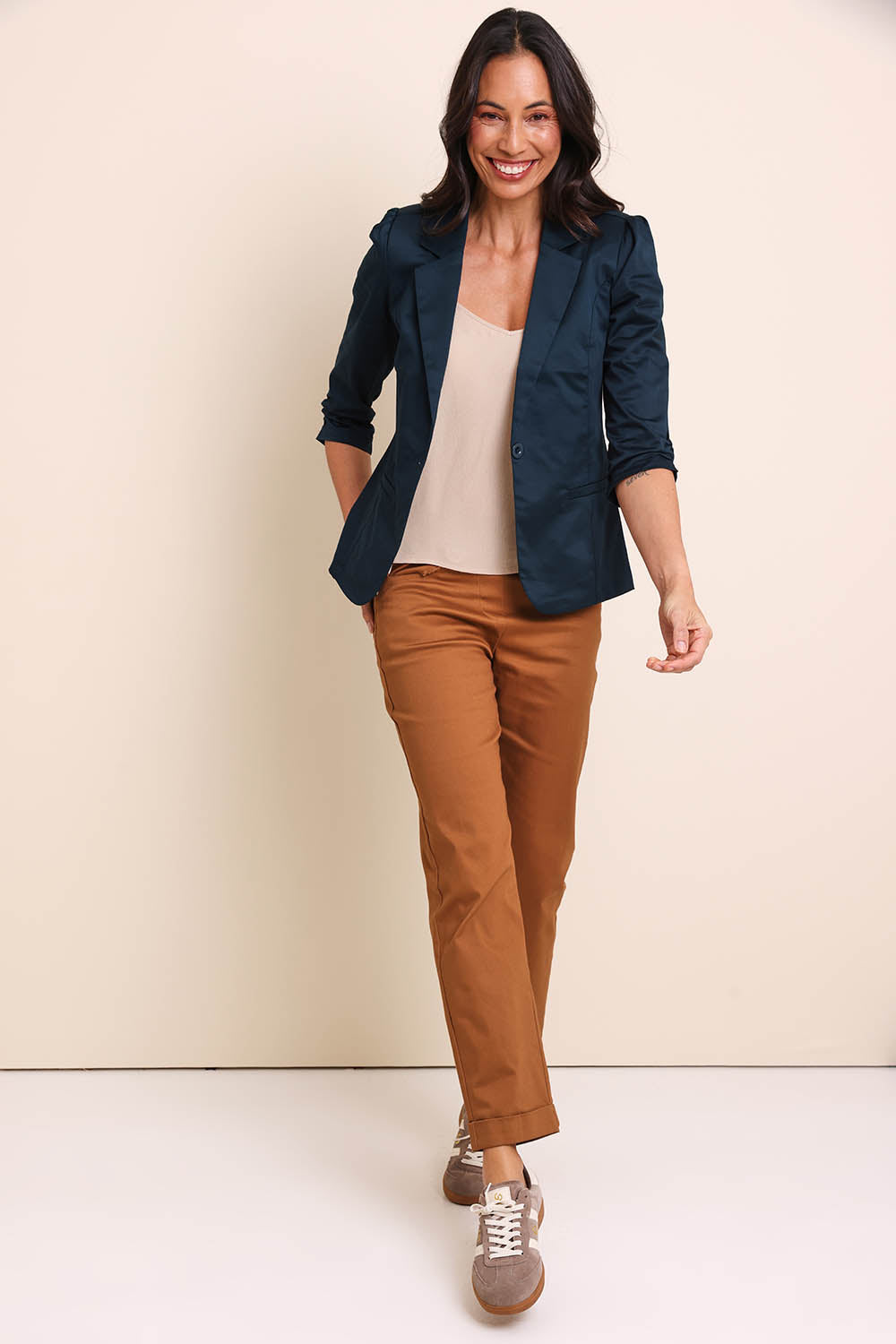 Model Amandam wearing size 10 of the The Everyday Blazer – Deeplagoon in colour Deeplagoon, from the front