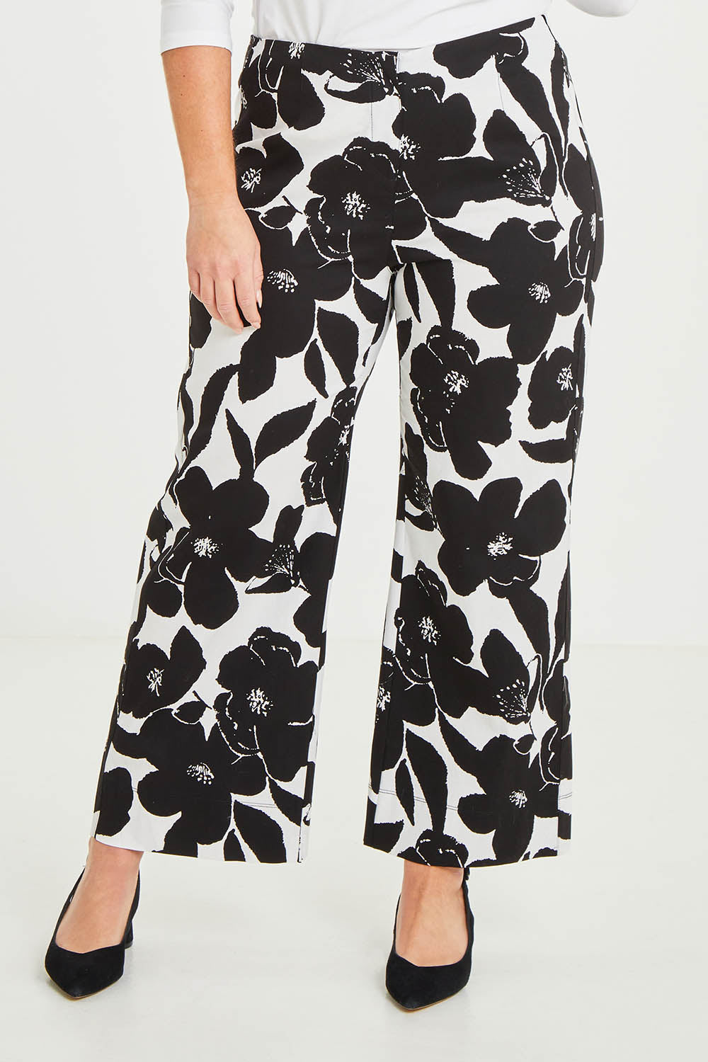 Model Katie wearing size 16 of The Printed Cotton Stretch Pant in colour Blkfloral (Black), from the front, cropped image
