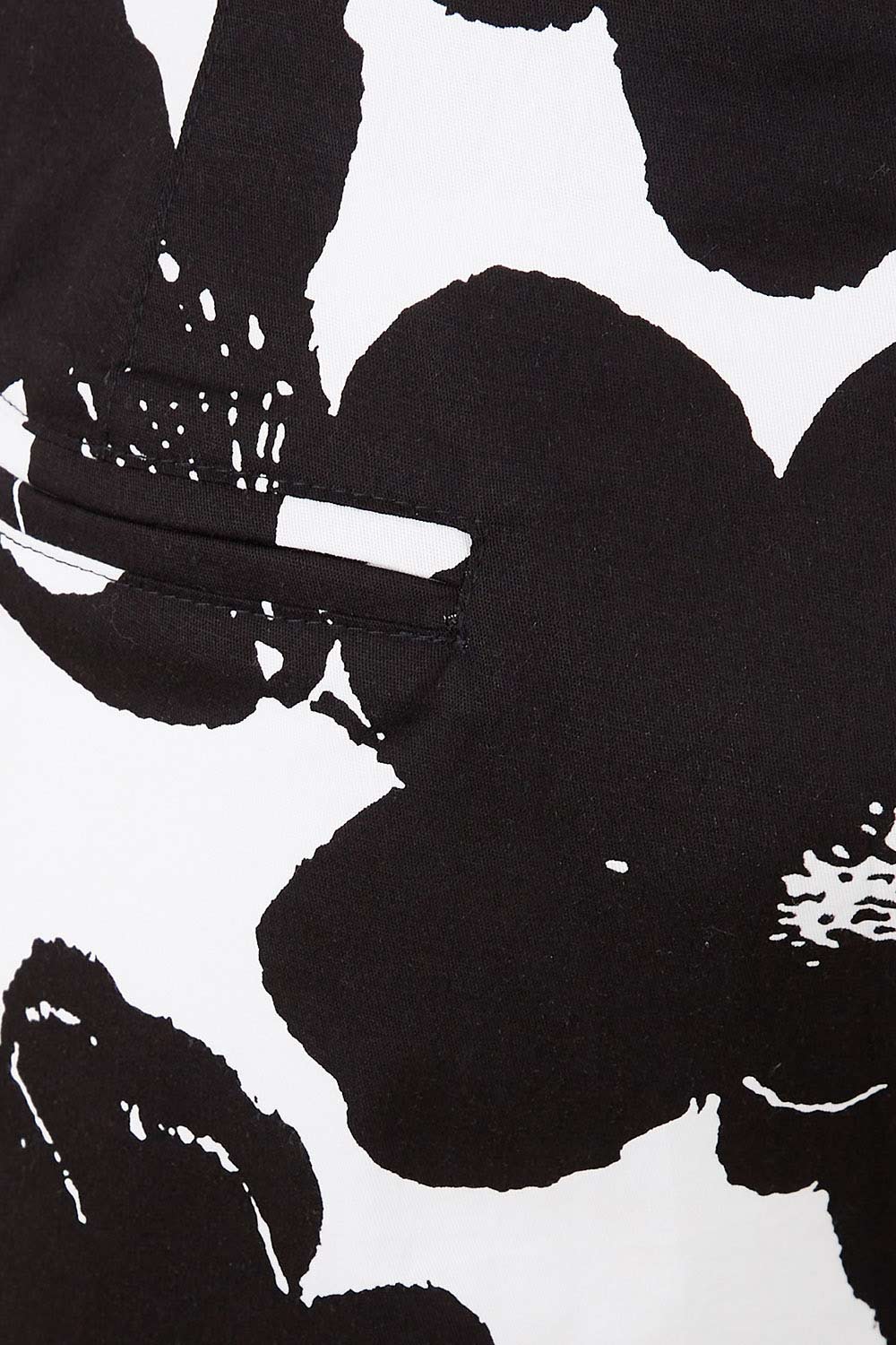 Product shot of The Printed Cotton Stretch Pant in colour Blkfloral (Black), detail