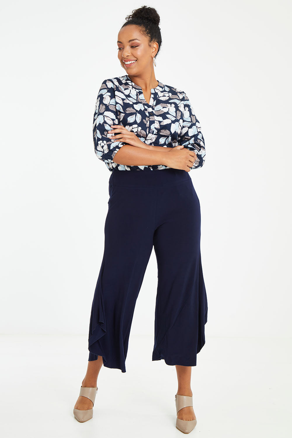 Model Noli wearing size 14 of The 3/4 Sleeve Cotton Shirt in colour Leaf (Blue), from the front, showing the whole outfit