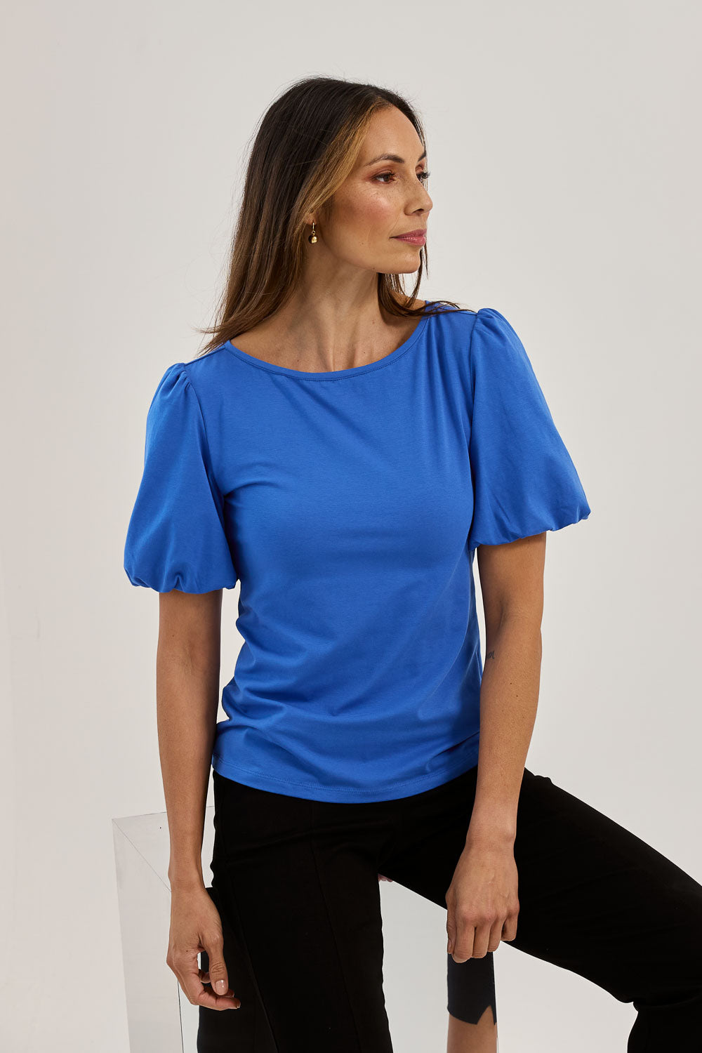 Model Amanda wearing size 10 of The Reversible Bubble Sleeve Cotton Top in colour Palaceblue (Blue), from the front, showing the whole outfit