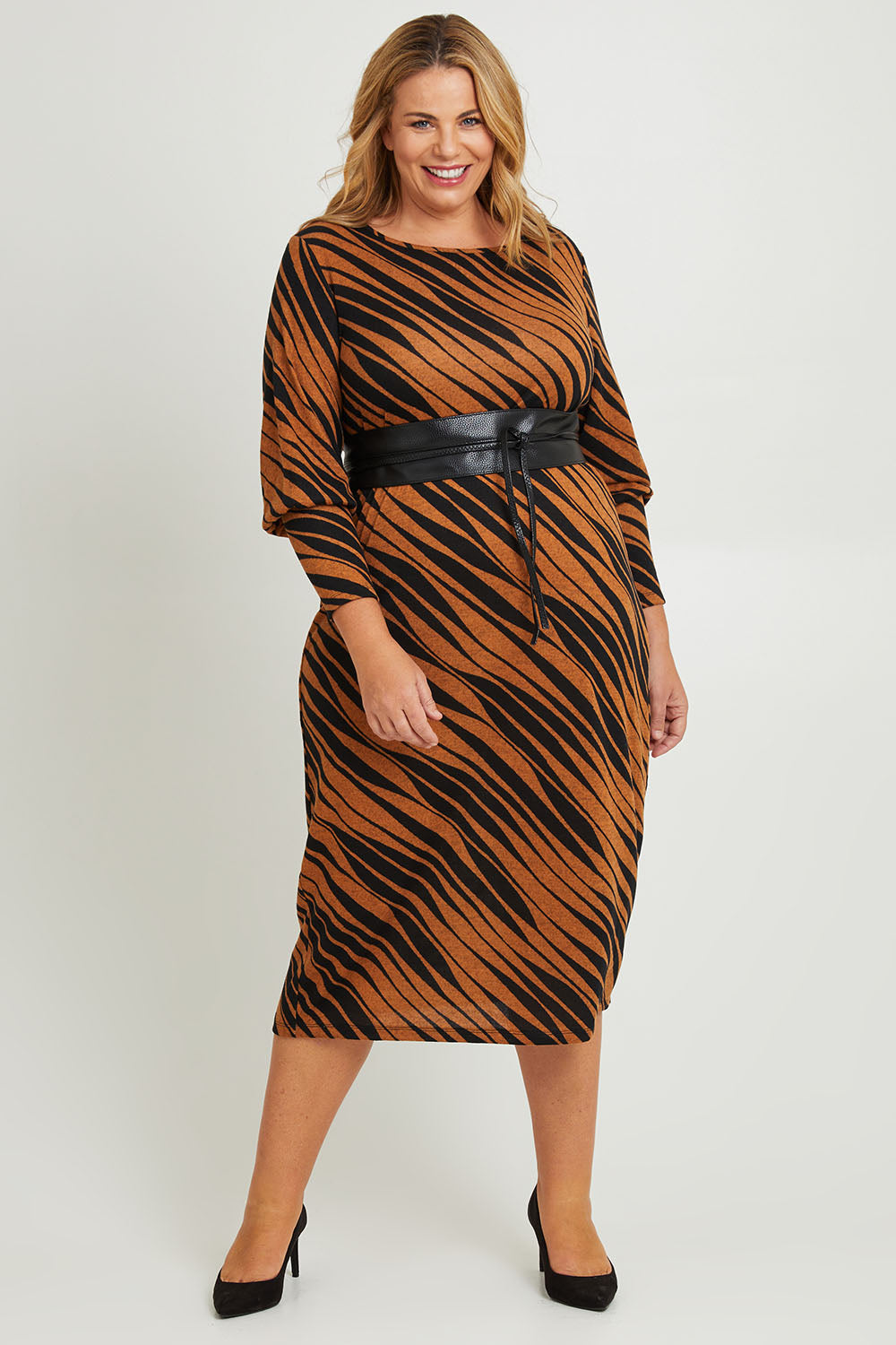 Model Fiona wearing size 16 of The Printed Knit Dress With Belt in colour Abstract (Black), from the front, showing the whole outfit