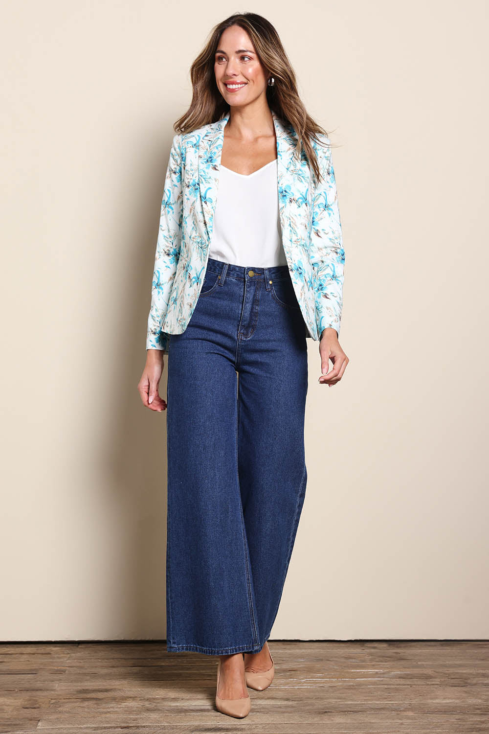 Model Madelinec wearing size 10 of the The Printed Stretch Pocket Blazer – Aquafleur in colour Aquafleur, from the front