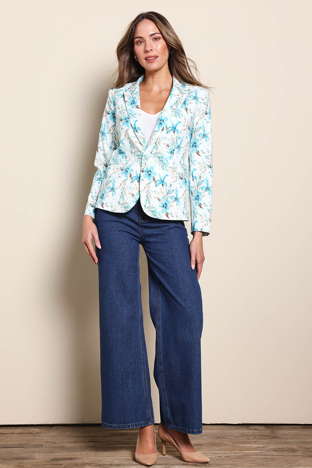 Model Madelinec wearing size 10 of the The Printed Stretch Pocket Blazer – Aquafleur in colour Aquafleur, from the front
