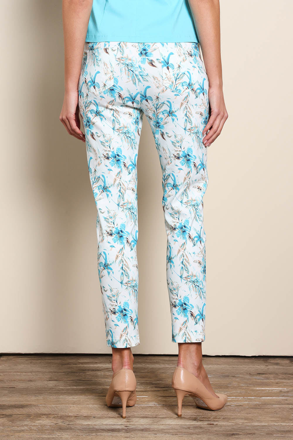 Model Madelinec wearing size 10 of the The Printed Stretch Pocket Pant – Aquafleur in colour Aquafleur, from the back