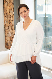 Model Lauren wearing size 16 of the Belle Flowy Blouse in colour Offwhite (White), from the front, showing the whole outfit