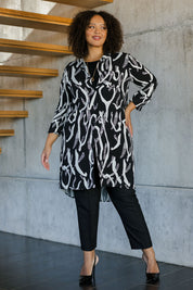 Model Alexis wearing size 18 of the Belle Relaxed Long Printed Shirt in colour Blackivory (Black), from the front, showing the whole outfit