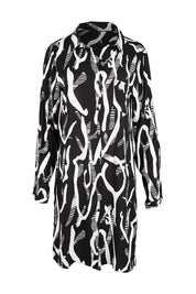 Product shot of the Belle Relaxed Long Printed Shirt in colour Blackivory (Black), from the front
