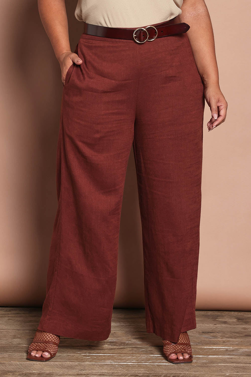 Model Ashleigh wearing size 16 of the Belle Linen Blend Wide Leg Pants in colour Cocoa, from the front, cropped image