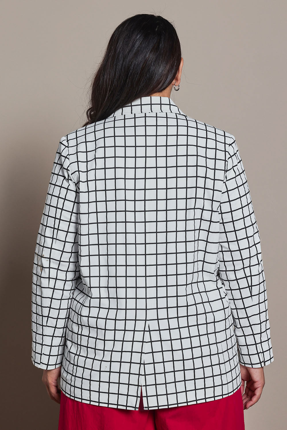Model Ashleigh wearing size 16 of the Belle Printed Cotton Blazer in colour Whiteblack (White), from the back