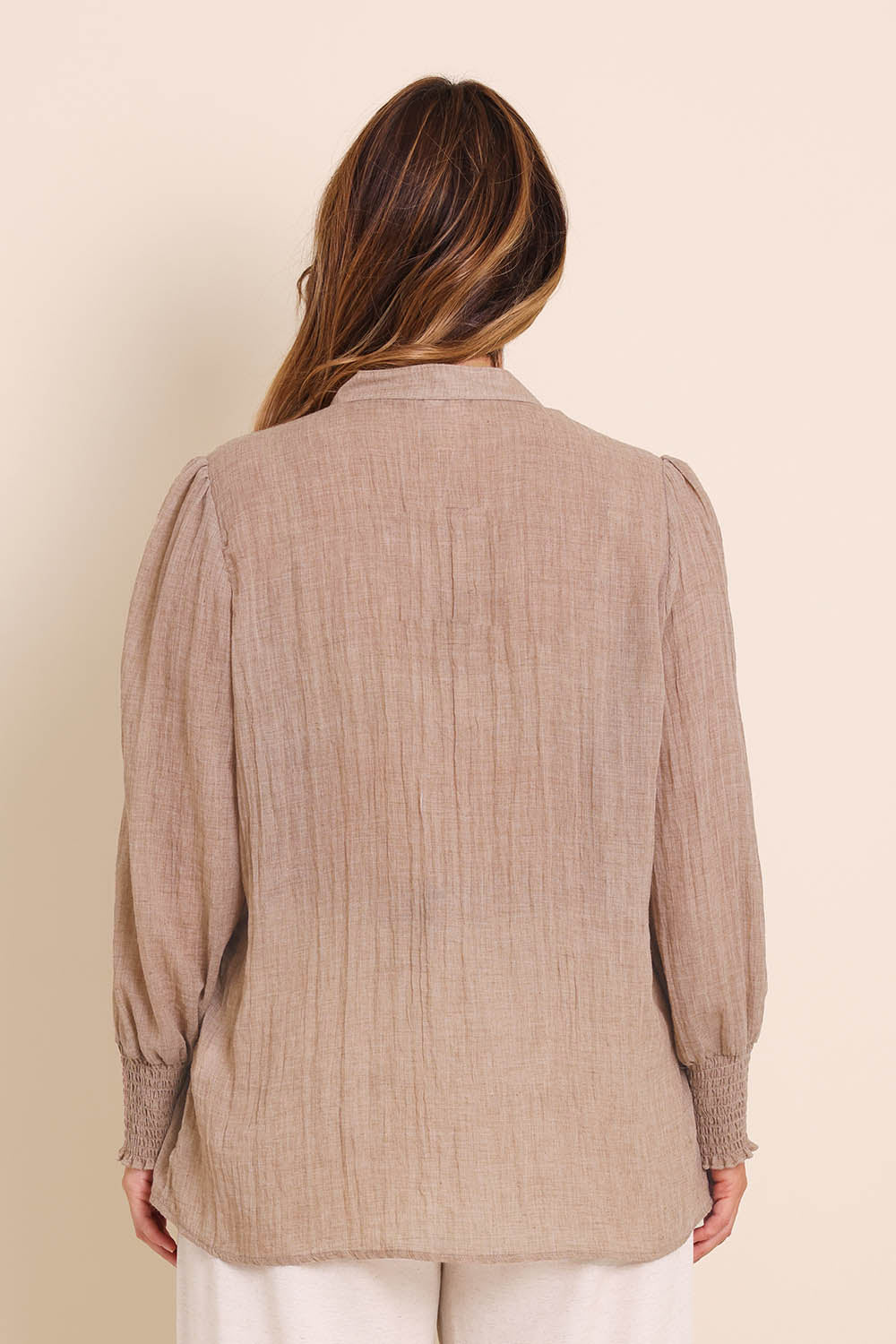 Model Lauraw wearing size 14 of the Belle Shirred Sleeve Shirt – Warmsand in colour Warmsand, from the back