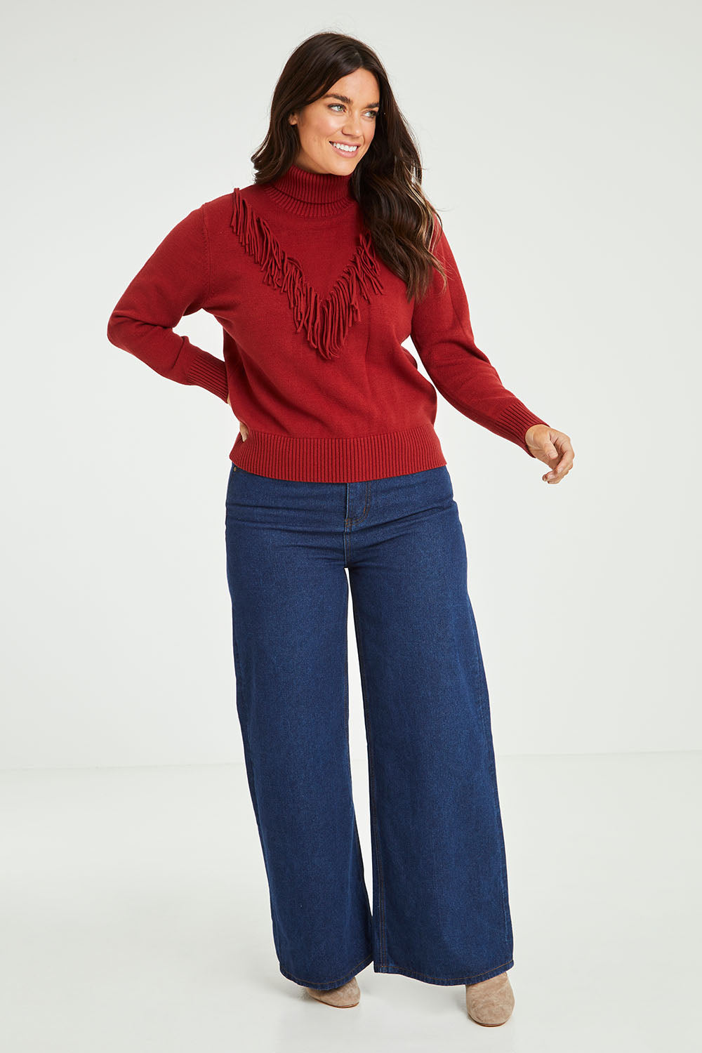 Model Laura wearing size L of the Rules Of The House Sweater in colour Rust, from the front, showing the whole outfit