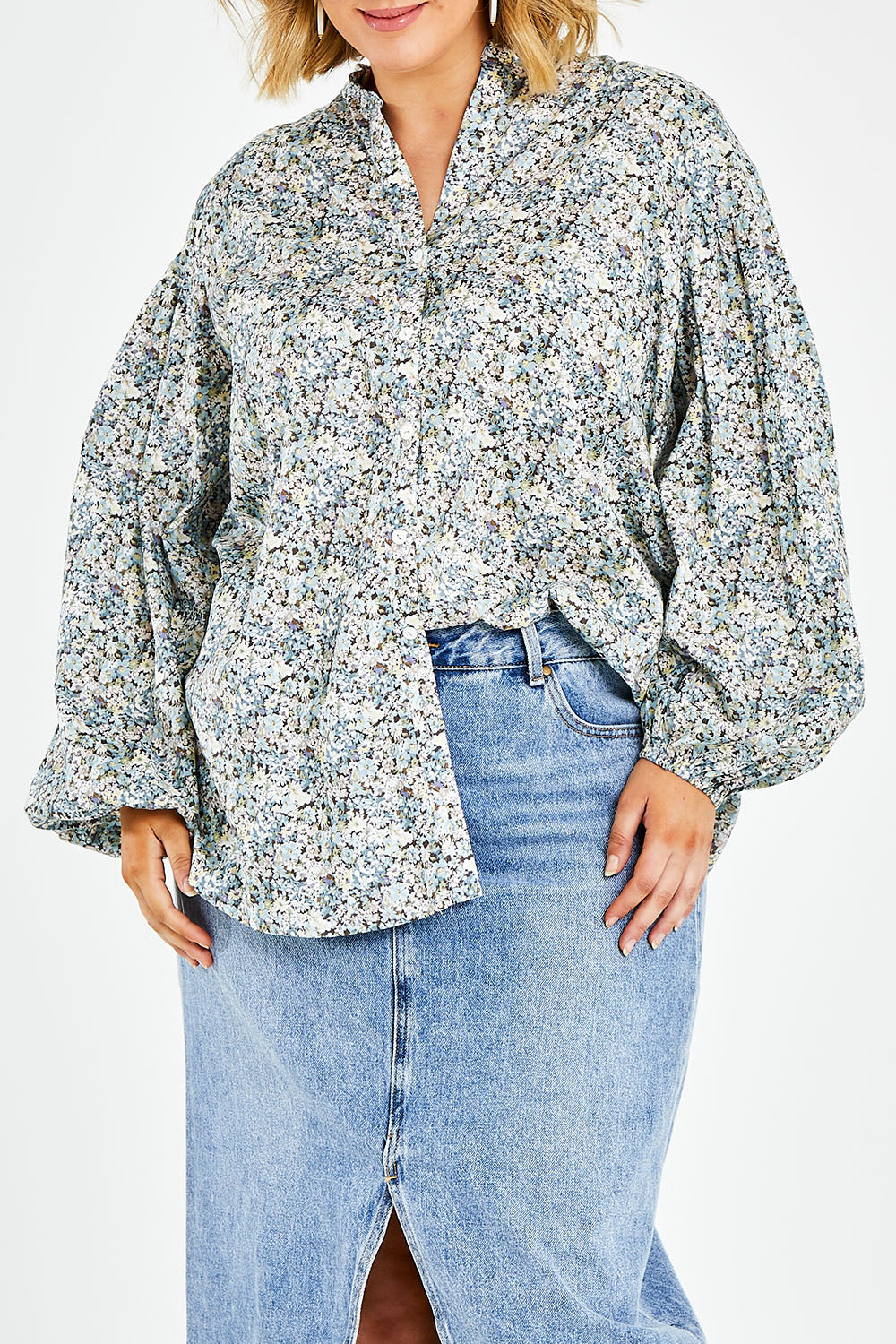 Model Jess wearing size 14 of the You And Me Cotton Floral Blouse in colour Skyfleur (Blue), from the front, cropped image