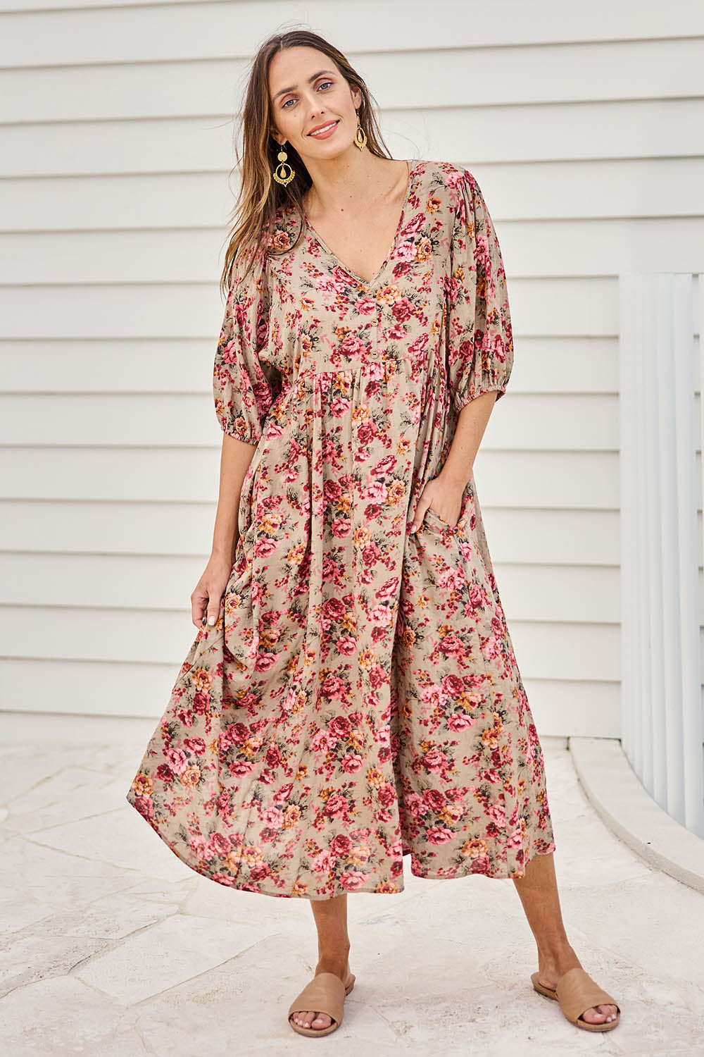 Model Tegand wearing size 10 of the Summer Picnic Printed Smock Dress – Greenfleur in colour Greenfleur, from the front