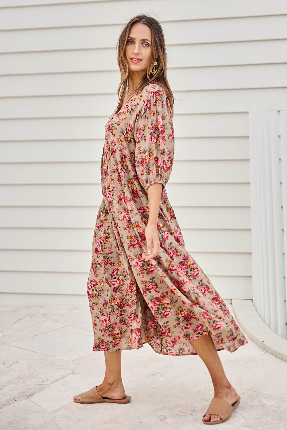 Model Tegand wearing size 10 of the Summer Picnic Printed Smock Dress – Greenfleur in colour Greenfleur, from the front