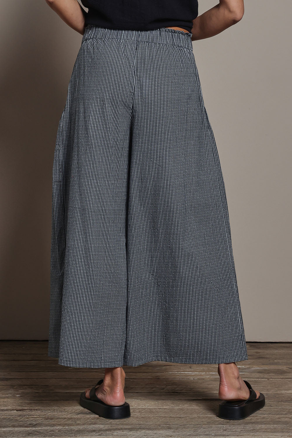 Model Amanda wearing size 10 of the Break Of Day Cotton Pants in colour Blackcheck (Black), from the back