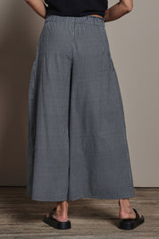 Model Amanda wearing size 10 of the Break Of Day Cotton Pants in colour Blackcheck (Black), from the back