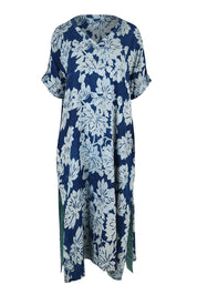 Product shot of the Beautiful Travels Dress in colour Dabufleur (Blue), from the front