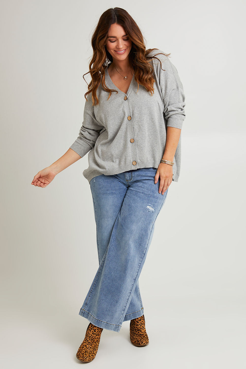 Model Laura wearing size L of the My Boyfriends Cotton Cashmere Cardi in colour Smoke (Grey), from the front, showing the whole outfit