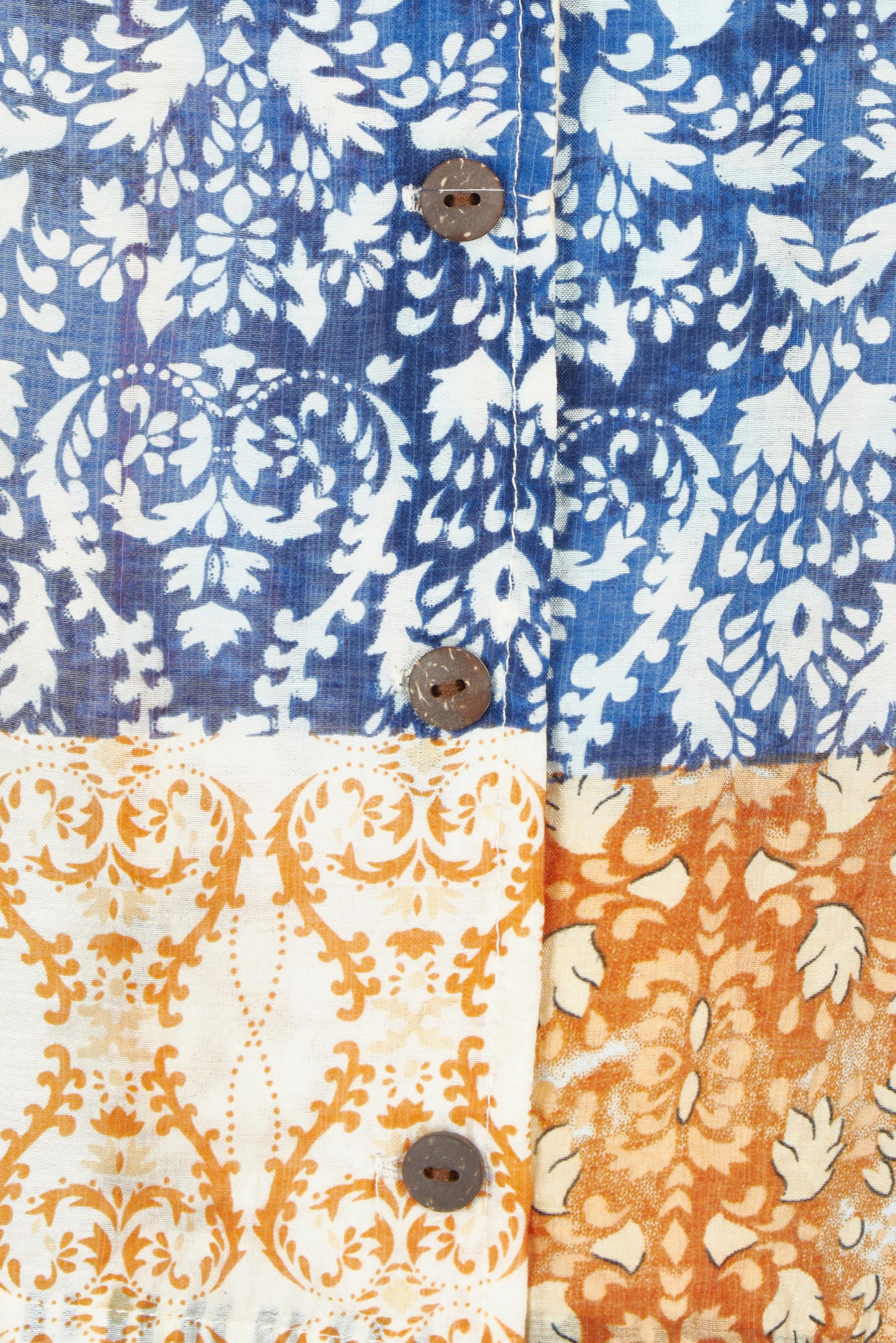 Product shot of the Happy Daze Shirt in colour Bluepatch, detail