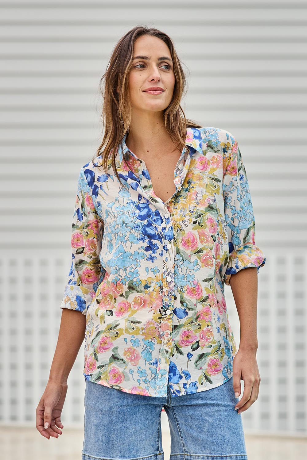 Model Tegand wearing size 10 of the Garden Glory Tab Sleeve Shirt – Bluefleur in colour Bluefleur, from an angle