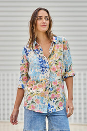 Model Tegand wearing size 10 of the Garden Glory Tab Sleeve Shirt – Bluefleur in colour Bluefleur, from an angle