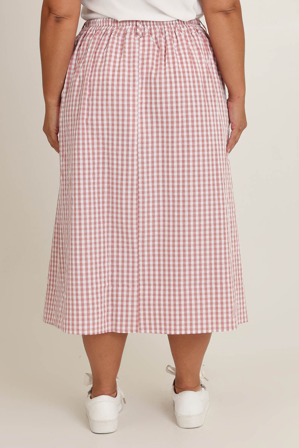 Model Ashleigh wearing size 16 of the Giddy For Gingham Cotton Blend Skirt in colour Rosecheck (Pink), from the back