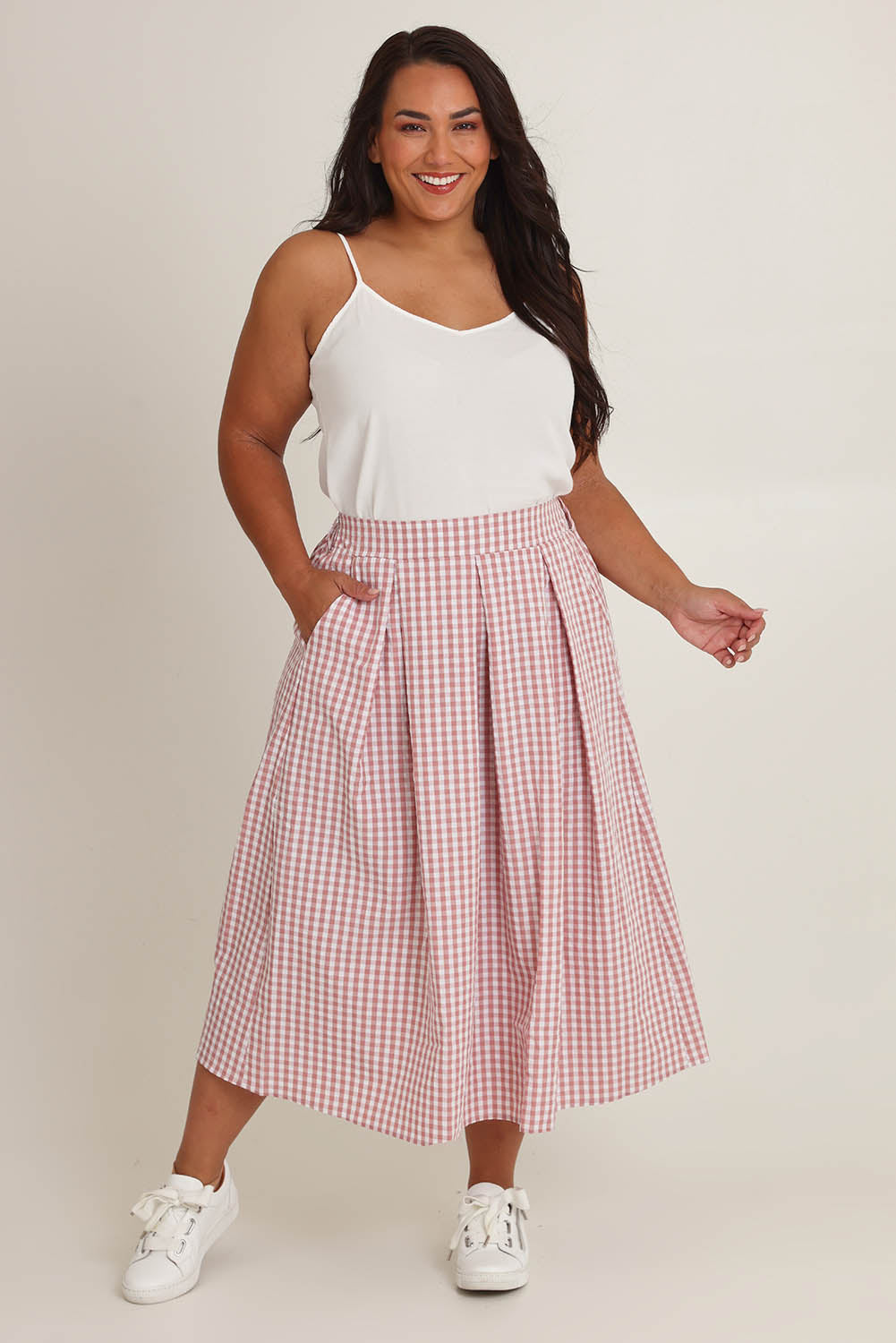 Model Ashleigh wearing size 16 of the Giddy For Gingham Cotton Blend Skirt in colour Rosecheck (Pink), from the front, showing the whole outfit