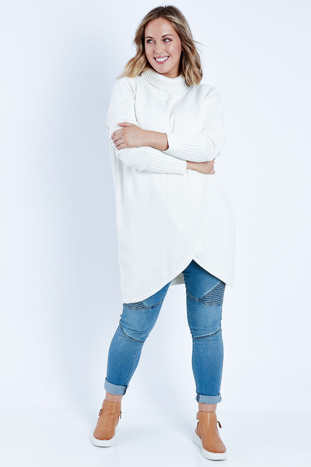 Model Jess wearing size L of the Crossing The Plains Cotton Sweater in colour Snow (White), from the front, showing the whole outfit