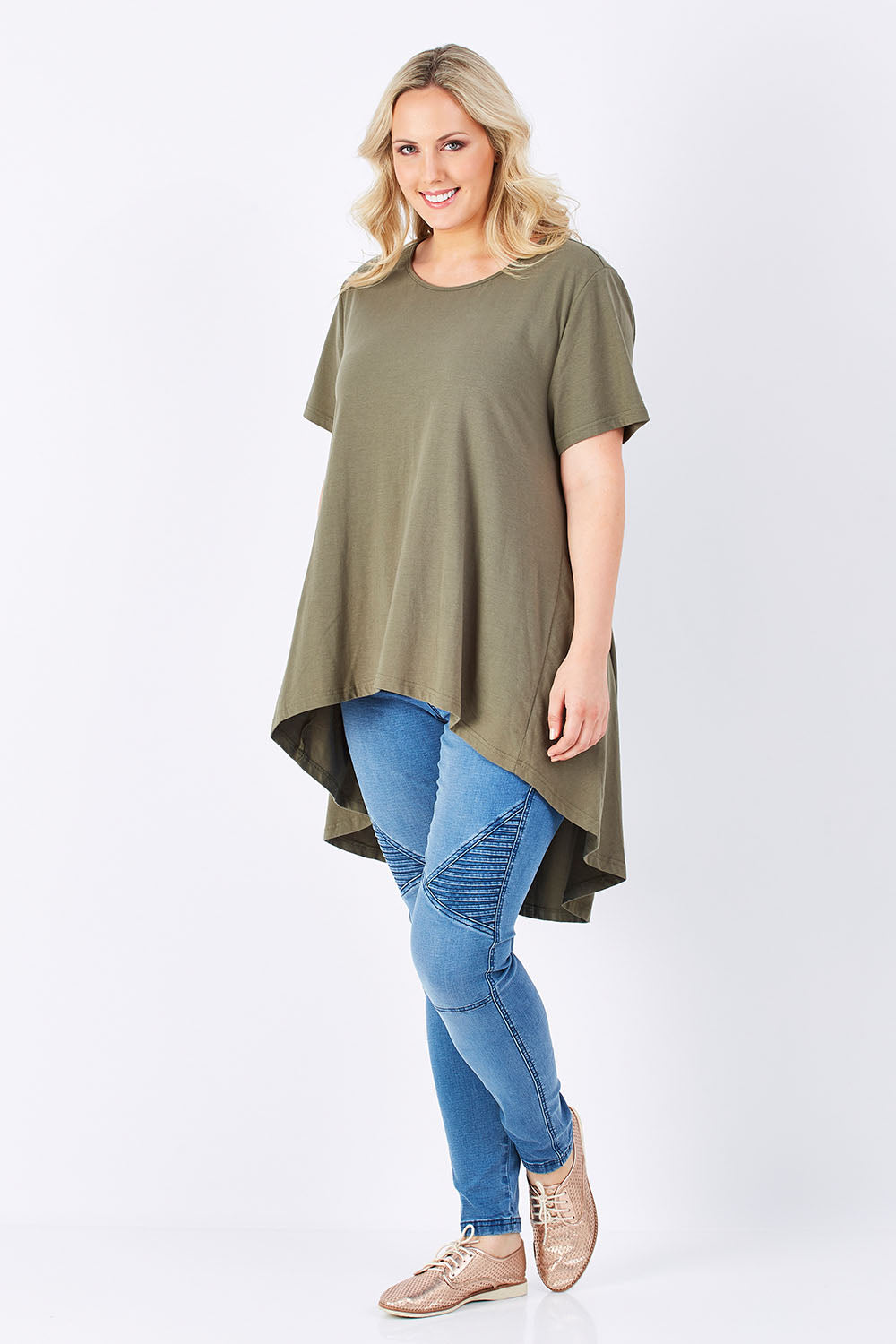 Model Jess wearing size 14 of the Wild Plains Stitched Jeggings in colour MidDenim (Blue), from the front, showing the whole outfit