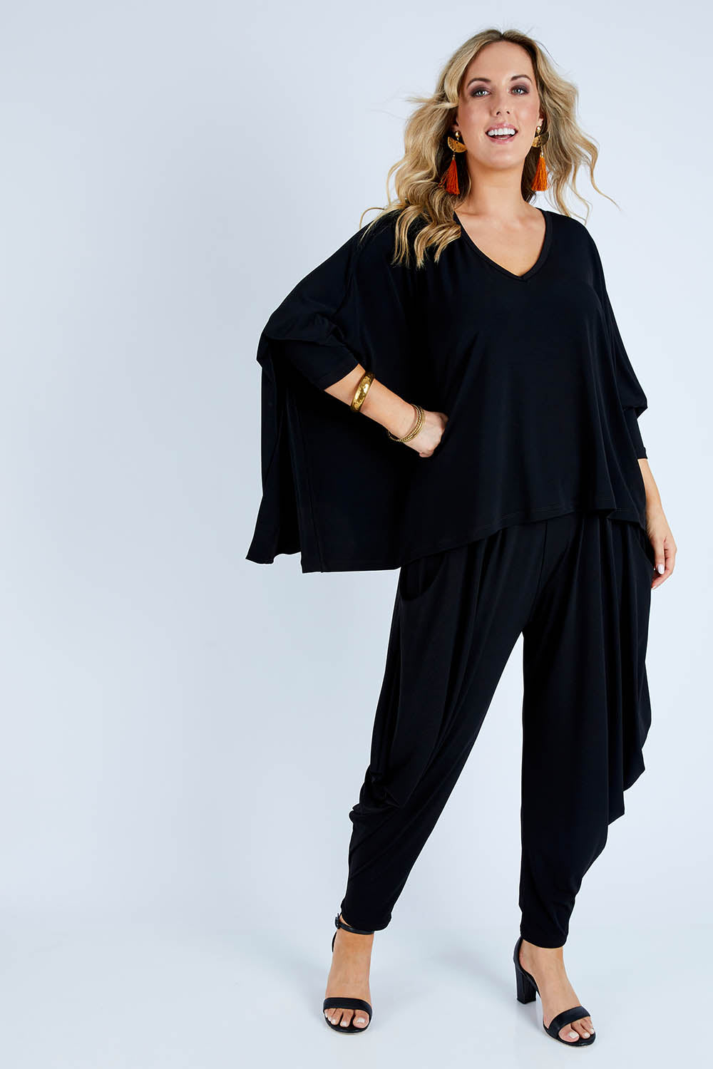 Model Jess wearing size 14 of The Wanderer In Me Travel Pant in colour Black (Black), from the front, showing the whole outfit