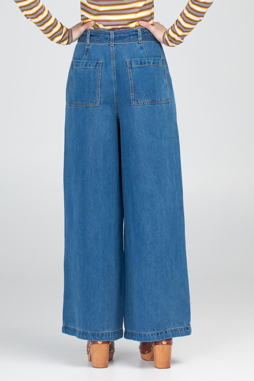 A model wearing the Brando Pant in colour Brando (Blue), from the back
