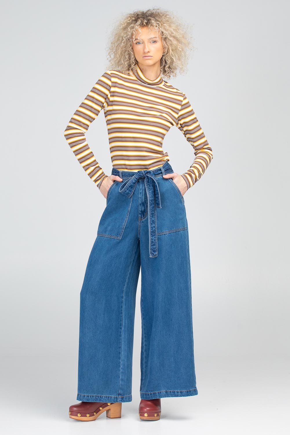A model wearing the Brando Pant in colour Brando (Blue), from the front, showing the whole outfit