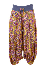 Product shot of the Guru Pant in colour Amaira, from the front