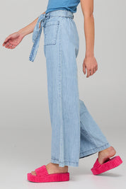 A model wearing the Ray Lyocell Pant in colour Comoda (Blue), from the front, cropped image
