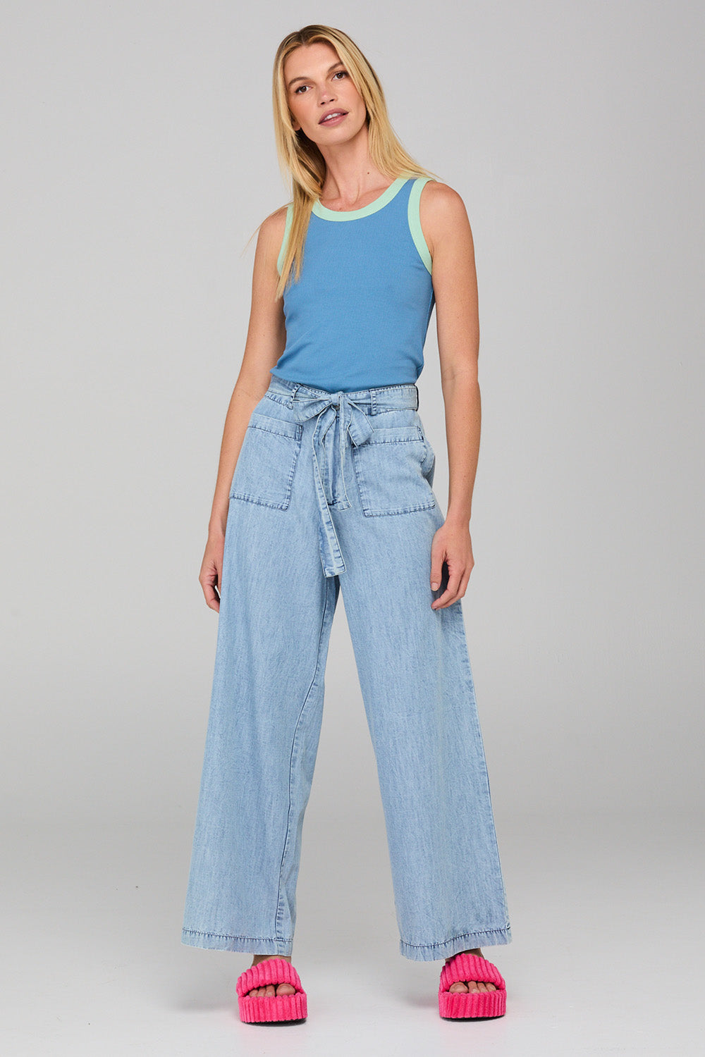 A model wearing the Ray Lyocell Pant in colour Comoda (Blue), from the front, showing the whole outfit