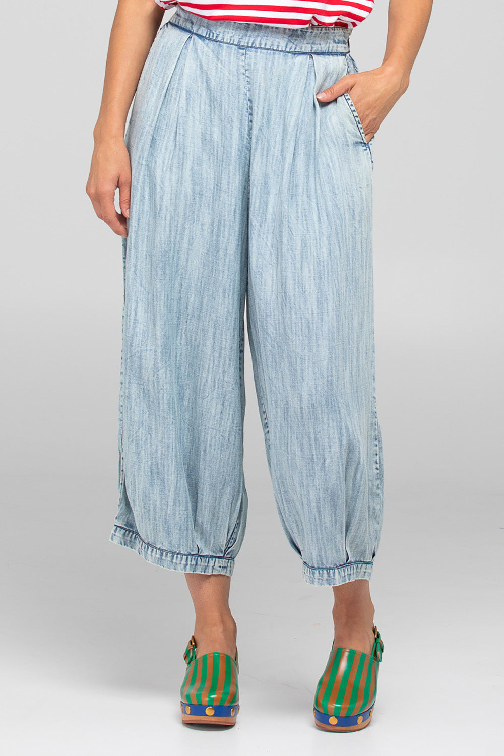 A model wearing the Zetta Lyocell Pant in colour Comoda (Blue), from the front, cropped image